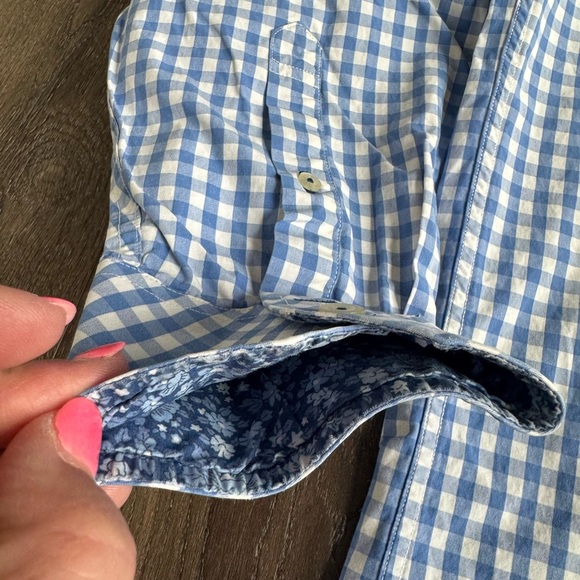 Tommy Hilfiger Button down shirt. Men’s size large. Like new condition! - Picture 7 of 10